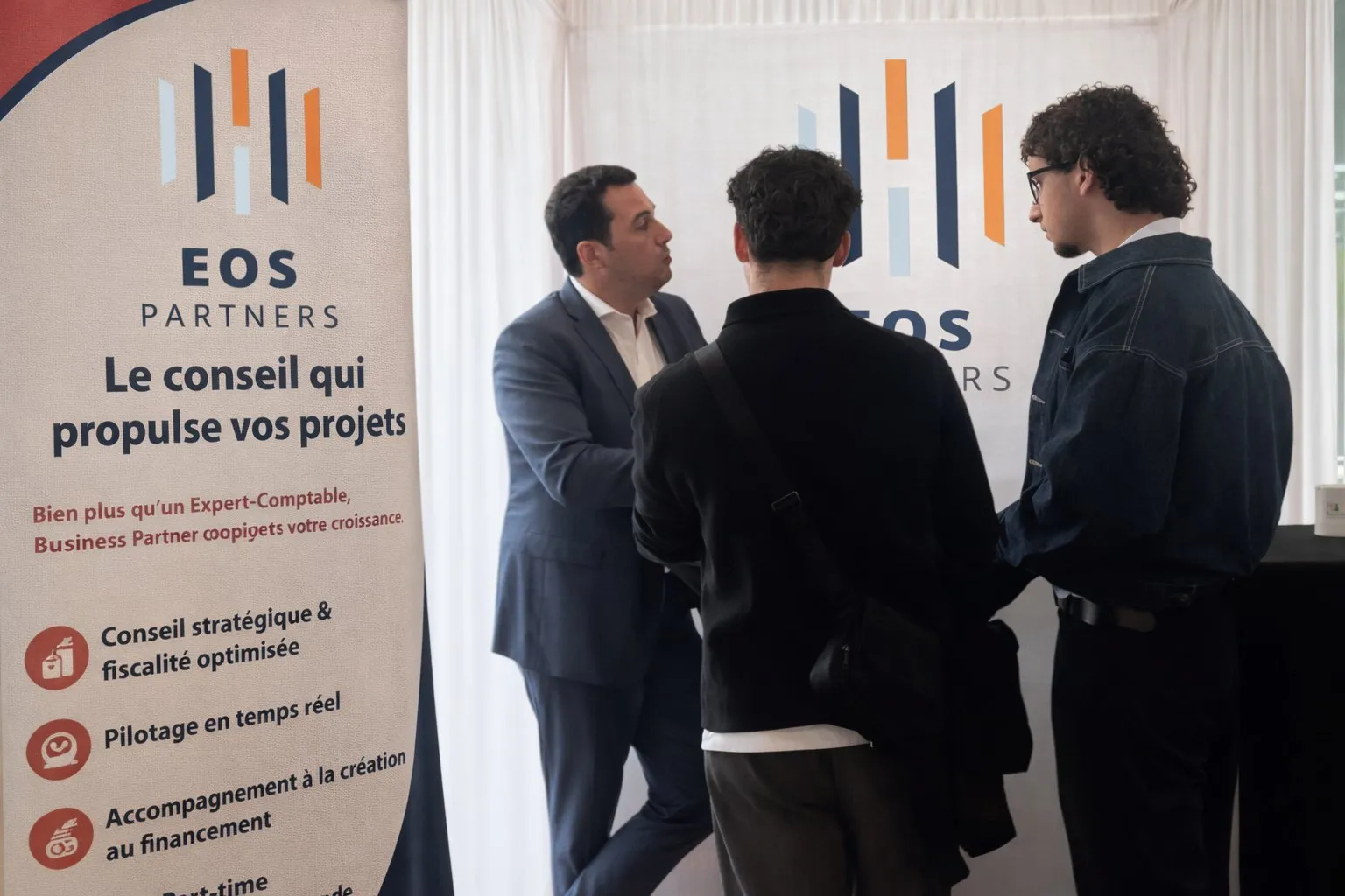 Le stand EOS Partners et ses visiteurs
